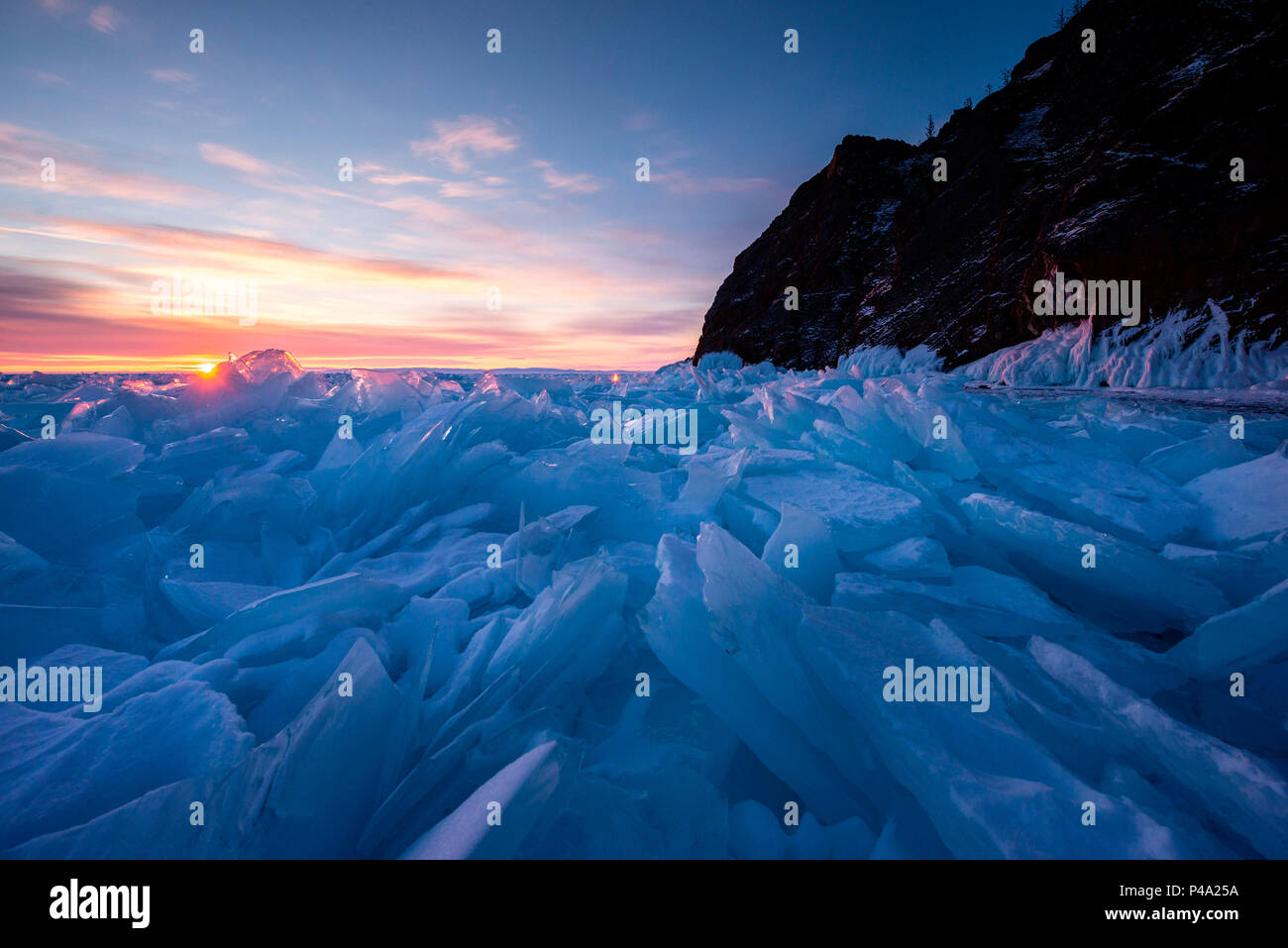 Molti pezzi di ghiaccio uniti insieme all'alba sul lago Baikal, Regione di Irkutsk, Siberia, Russia Foto Stock
