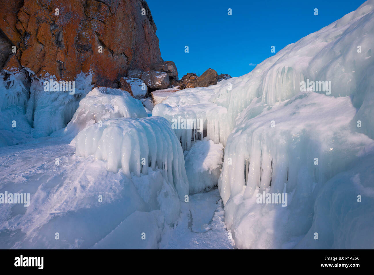 Stalattiti di ghiaccio sulla roccia, il lago Bajkal, Regione di Irkutsk, Siberia, Russia Foto Stock