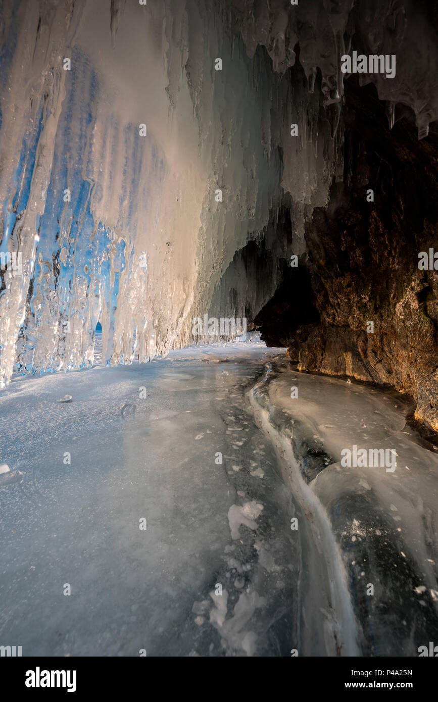 Stalattiti di ghiaccio in una grotta presso la riva del lago Bajkal, Regione di Irkutsk, Siberia, Russia Foto Stock