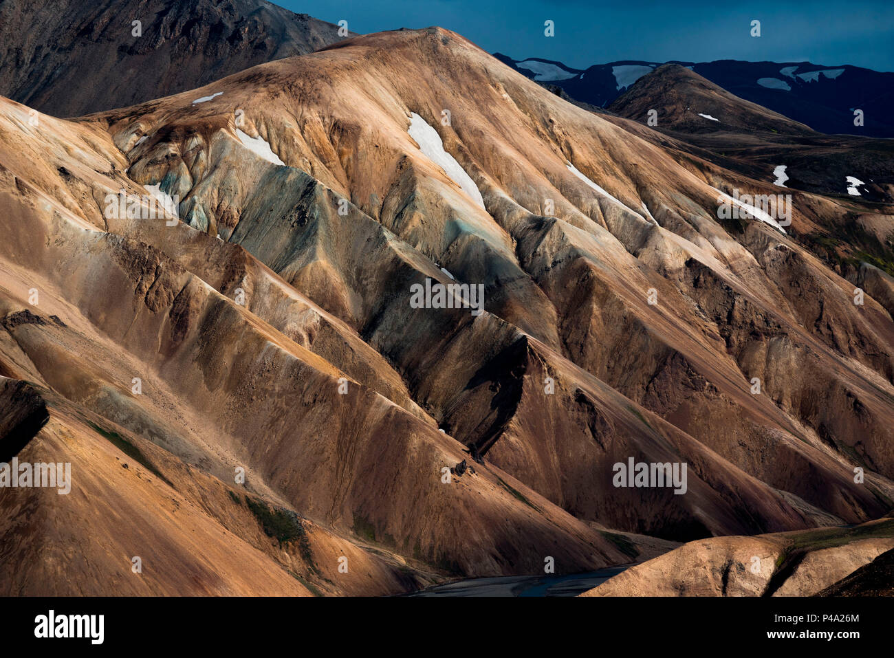 Montagne colorate con un po' di neve in islandese highlands, Landmannalaugar, Sud dell'Islanda, Islanda Foto Stock