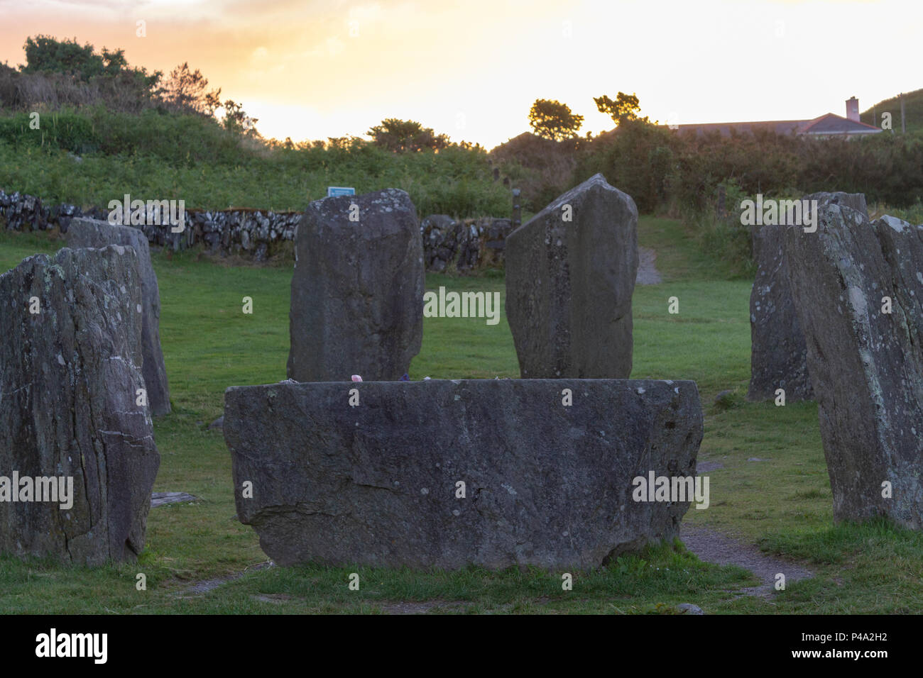 Il sorgere del sole sopra il Drombeg Stone Circle segnando l'inizio del solstizio d'estate, il giorno più lungo dell'anno. Drombeg è un antico cerchio di pietra vicino Glandore, credeva di essere tra le altre cose un età del bronzo calendario segna il solstizio d'inverno quando il sole tramonta oltre la pietra assiale. Foto Stock