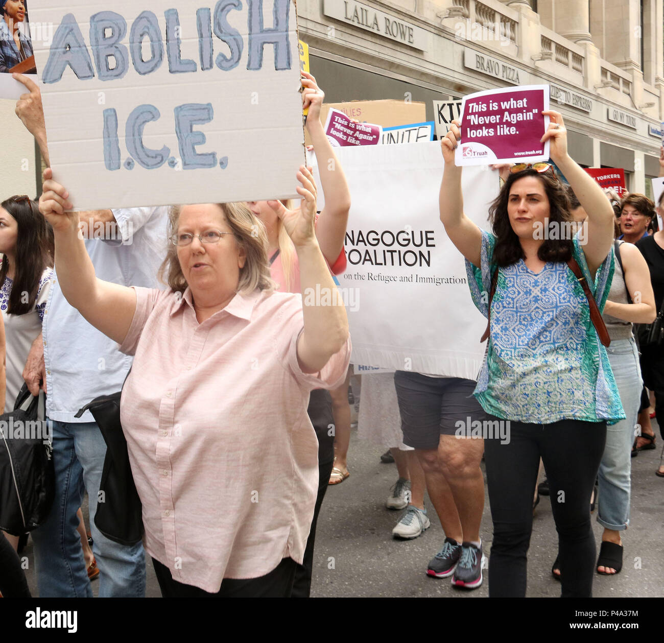 La città di New York, New York, Stati Uniti d'America. Xx Giugno, 2018. Gli attivisti frequentare la Giornata Mondiale del Rifugiato azione - città di rifugio di coalizione di protesta e di dimostrazione contro Trump's anti-politiche di immigrati detenuti a Bryant Park con una March di Dag Hammarskjold Plaza. Credito: Nancy Kaszerman/ZUMA filo/Alamy Live News Foto Stock