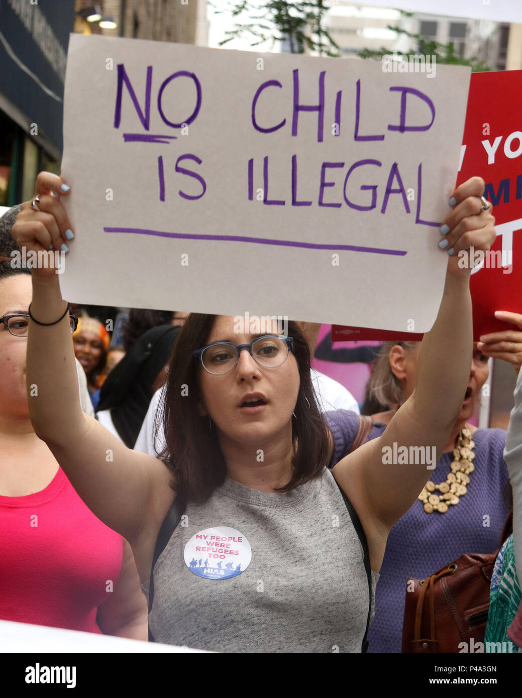 La città di New York, New York, Stati Uniti d'America. Xx Giugno, 2018. Gli attivisti frequentare la Giornata Mondiale del Rifugiato azione - città di rifugio di coalizione di protesta e di dimostrazione contro Trump's anti-politiche di immigrati detenuti a Bryant Park con una March di Dag Hammarskjold Plaza. Credito: Nancy Kaszerman/ZUMA filo/Alamy Live News Foto Stock