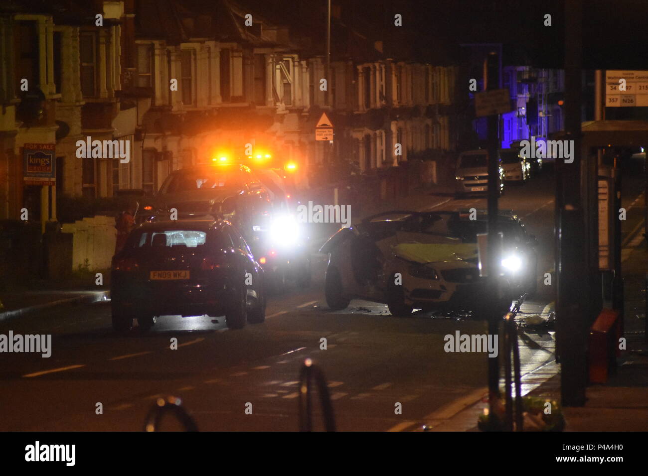 Walthamstow, Londra, Regno Unito. Il 21 giugno, 2018. Una elevata velocità di foglie di collisione di due vetture hanno devastato in una strada a Walthamstow. Non vi sono state vittime alla scena dell'incidente. È evidente che il tetto di uno dei veicoli è stato tagliato con le ganasce della vita per rimuovere un driver ma non lesioni gravi sono stati riportati in questo momento. Un carrello di traino rimuove uno dei veicoli coinvolti come la seconda attende di essere rimossa anche. Credito: Ricardo Maynard/Alamy Live News Foto Stock