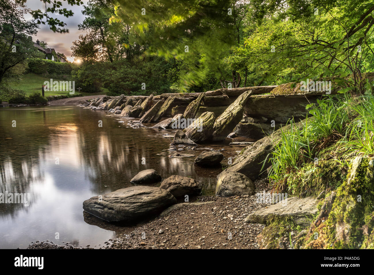 Fasi Tarr Exmoor, UK. Il 21 giugno, 2018. Regno Unito Meteo -Giugno 21st, il giorno più lungo, il vento rinforza all'alba la cancellazione del cloud consentendo al Sole di illuminare la storica Tarr passi sul fiume Barle nel Parco Nazionale di Exmoor in Somerset. Credito: Terry Mathews/Alamy Live News Foto Stock