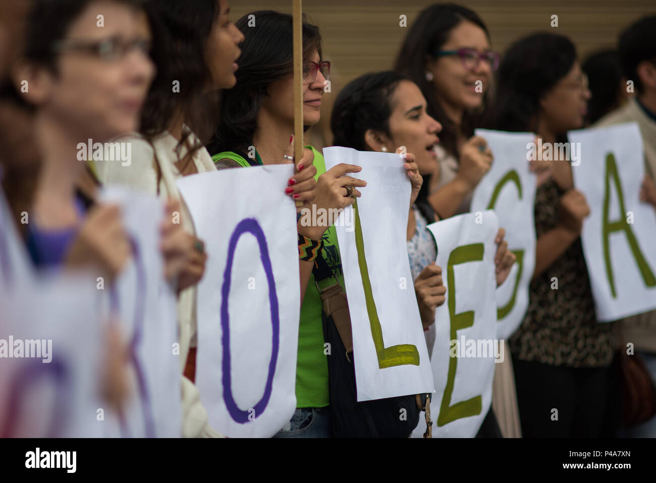 Caracas, Venezuela. 20st Giugno 2018. Persone di partecipare a una manifestazione davanti all' Assemblea nazionale costituente del Venezuela e di esigere la incorporazione di legale, sicuro e libero aborto in una riforma costituzionale. Marcos Salgado / Alamy Live News Foto Stock