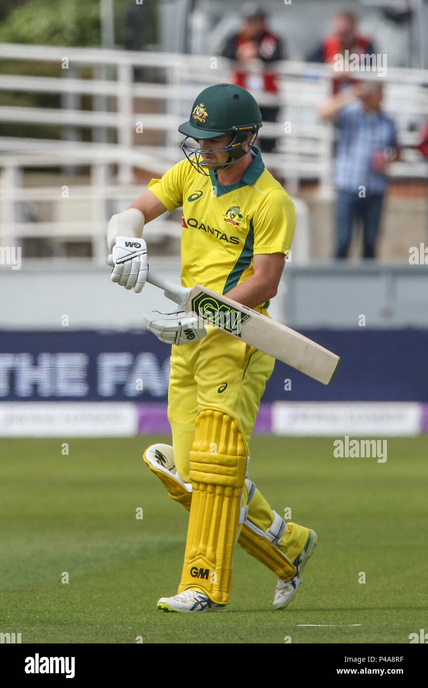 Giovedì 21 Giugno 2018 , Smeraldo Emirates Riverside,Chester-le-Street, 4° ODI Royal London One-Day Inghilterra serie v Australia; Travis testa di Australia passeggiate dopo essere stati catturati fuori da David Willey d'Inghilterra Foto Stock