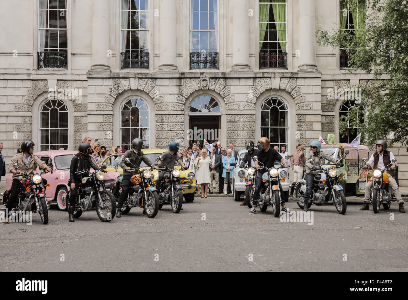 Di SUA ALTEZZA REALE IL PRINCIPE DI GALLES la duchessa di Cornovaglia, Presidente comune della famiglia di elefante, bandiere off i piloti come lei lancia ufficialmente il Concours d'éléphant, una cavalcata dei tradizionali veicoli indiano. Il convoglio sarà in tour di Londra per sollevare la consapevolezza della carità di lavoro a tutelare l'elefante Asiatico. Famiglia di elefante è una ONG internazionale dedicato alla protezione di elefante asiatico dall'estinzione nel selvaggio. Negli ultimi cinquanta anni la loro popolazione ha sostanzialmente dimezzato e il 90% del loro habitat è scomparso. Camilla, duchessa di Cornovaglia del fratello Mark Shand ha dedicato la sua vita alla sopravvivenza degli asiatici Foto Stock