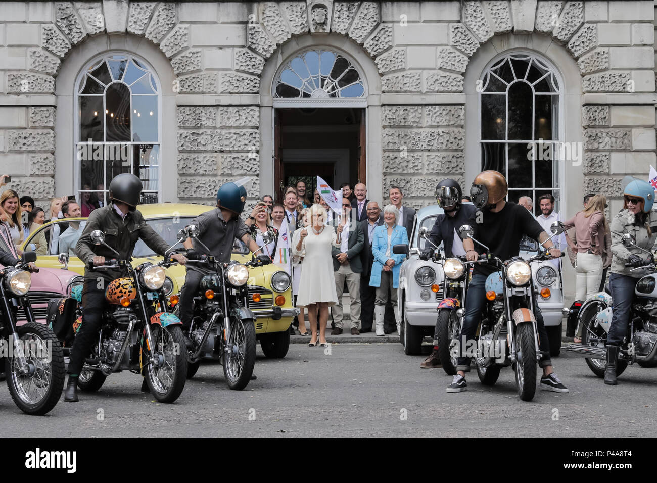 Di SUA ALTEZZA REALE IL PRINCIPE DI GALLES la duchessa di Cornovaglia, Presidente comune della famiglia di elefante, bandiere off i piloti come lei lancia ufficialmente il Concours d'éléphant, una cavalcata dei tradizionali veicoli indiano. Il convoglio sarà in tour di Londra per sollevare la consapevolezza della carità di lavoro a tutelare l'elefante Asiatico. Famiglia di elefante è una ONG internazionale dedicato alla protezione di elefante asiatico dall'estinzione nel selvaggio. Negli ultimi cinquanta anni la loro popolazione ha sostanzialmente dimezzato e il 90% del loro habitat è scomparso. Camilla, duchessa di Cornovaglia del fratello Mark Shand ha dedicato la sua vita alla sopravvivenza degli asiatici Foto Stock