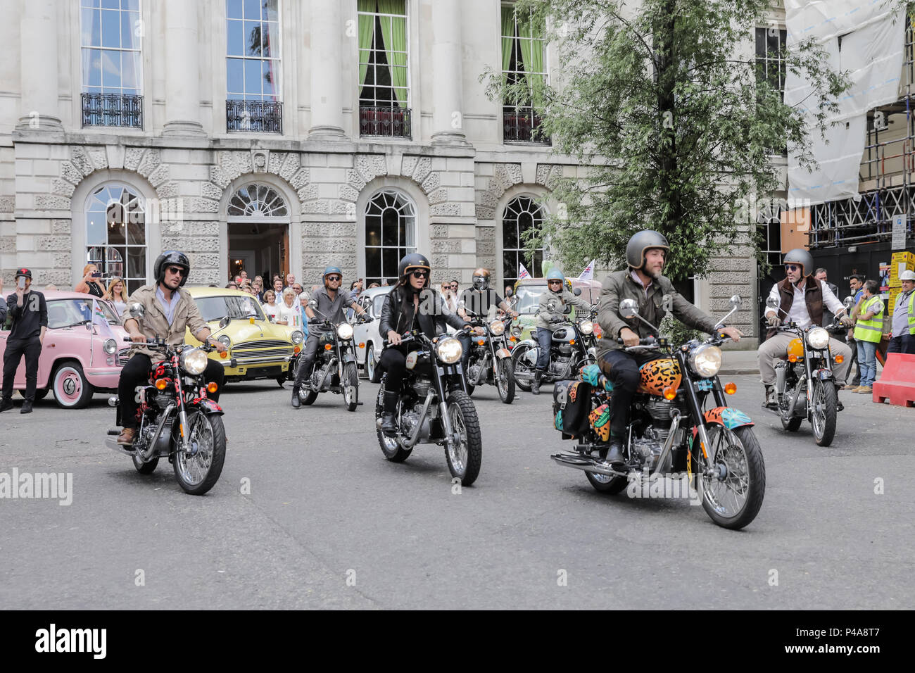 Di SUA ALTEZZA REALE IL PRINCIPE DI GALLES la duchessa di Cornovaglia, Presidente comune della famiglia di elefante, bandiere off i piloti come lei lancia ufficialmente il Concours d'éléphant, una cavalcata dei tradizionali veicoli indiano. Il convoglio sarà in tour di Londra per sollevare la consapevolezza della carità di lavoro a tutelare l'elefante Asiatico. Famiglia di elefante è una ONG internazionale dedicato alla protezione di elefante asiatico dall'estinzione nel selvaggio. Negli ultimi cinquanta anni la loro popolazione ha sostanzialmente dimezzato e il 90% del loro habitat è scomparso. Camilla, duchessa di Cornovaglia del fratello Mark Shand ha dedicato la sua vita alla sopravvivenza degli asiatici Foto Stock
