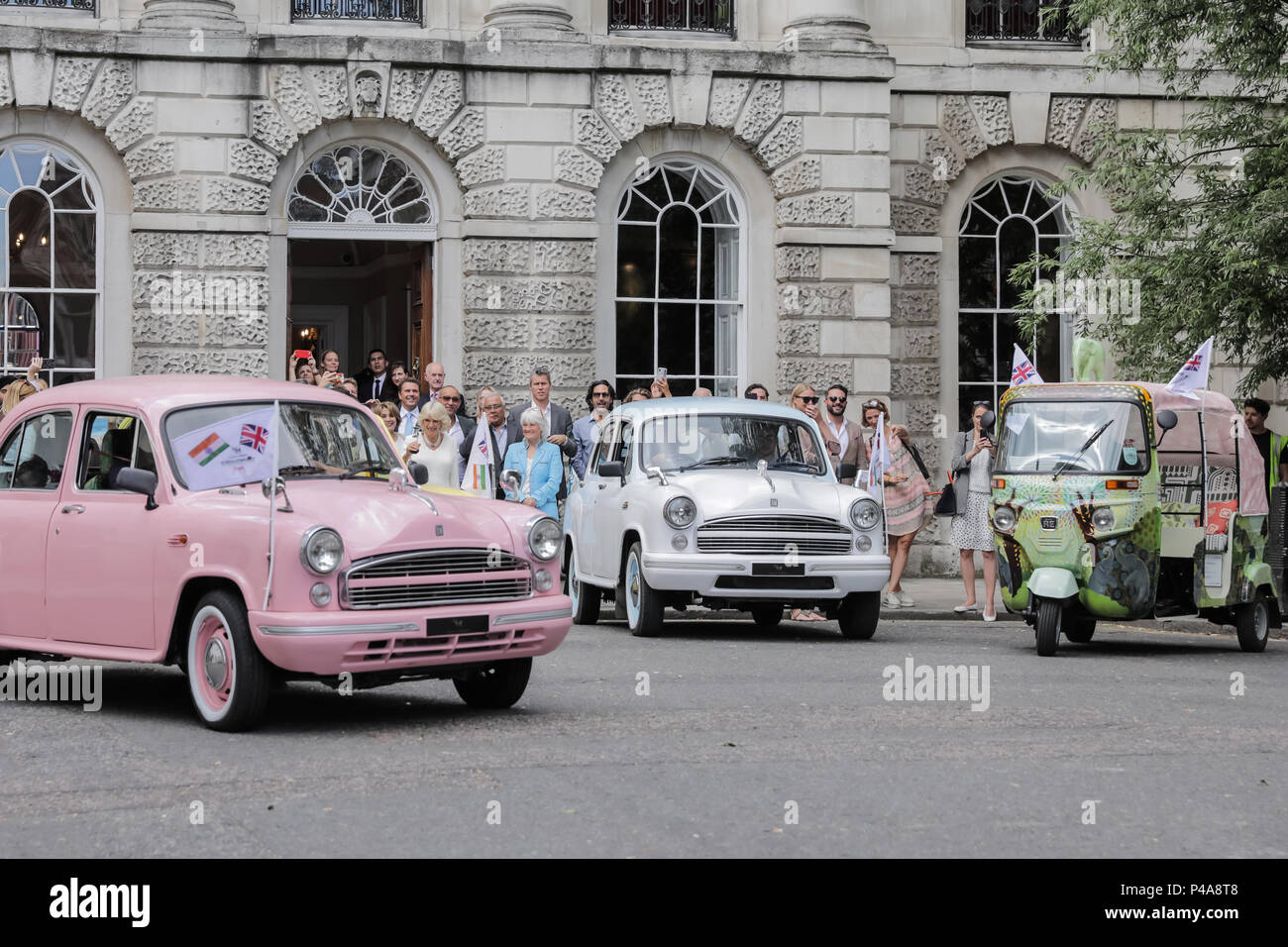 Di SUA ALTEZZA REALE IL PRINCIPE DI GALLES la duchessa di Cornovaglia, Presidente comune della famiglia di elefante, bandiere off i piloti come lei lancia ufficialmente il Concours d'éléphant, una cavalcata dei tradizionali veicoli indiano. Il convoglio sarà in tour di Londra per sollevare la consapevolezza della carità di lavoro a tutelare l'elefante Asiatico. Famiglia di elefante è una ONG internazionale dedicato alla protezione di elefante asiatico dall'estinzione nel selvaggio. Negli ultimi cinquanta anni la loro popolazione ha sostanzialmente dimezzato e il 90% del loro habitat è scomparso. Camilla, duchessa di Cornovaglia del fratello Mark Shand ha dedicato la sua vita alla sopravvivenza degli asiatici Foto Stock