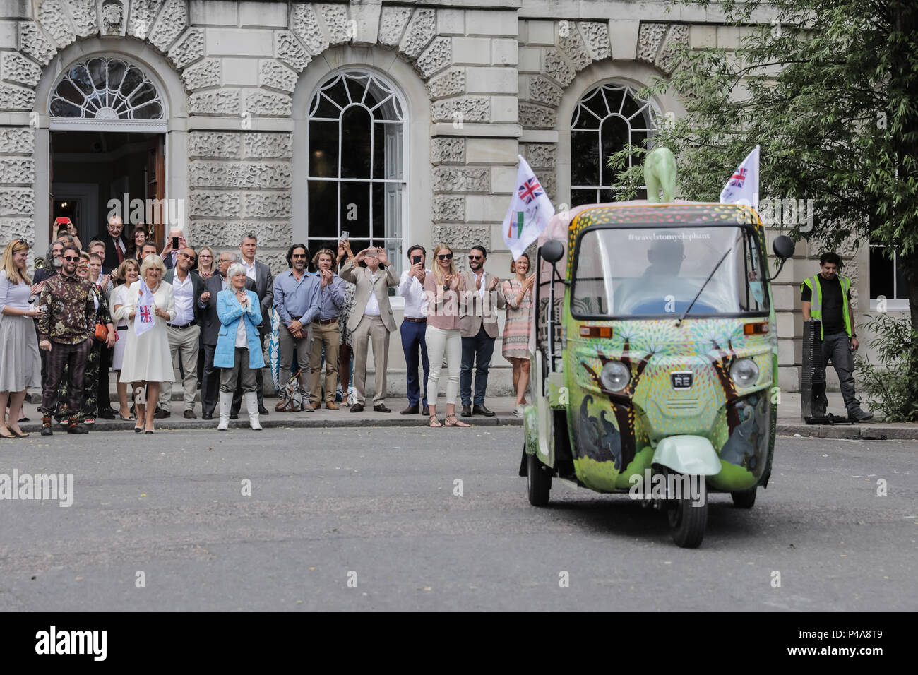 Di SUA ALTEZZA REALE IL PRINCIPE DI GALLES la duchessa di Cornovaglia, Presidente comune della famiglia di elefante, bandiere off i piloti come lei lancia ufficialmente il Concours d'éléphant, una cavalcata dei tradizionali veicoli indiano. Il convoglio sarà in tour di Londra per sollevare la consapevolezza della carità di lavoro a tutelare l'elefante Asiatico. Famiglia di elefante è una ONG internazionale dedicato alla protezione di elefante asiatico dall'estinzione nel selvaggio. Negli ultimi cinquanta anni la loro popolazione ha sostanzialmente dimezzato e il 90% del loro habitat è scomparso. Camilla, duchessa di Cornovaglia del fratello Mark Shand ha dedicato la sua vita alla sopravvivenza degli asiatici Foto Stock