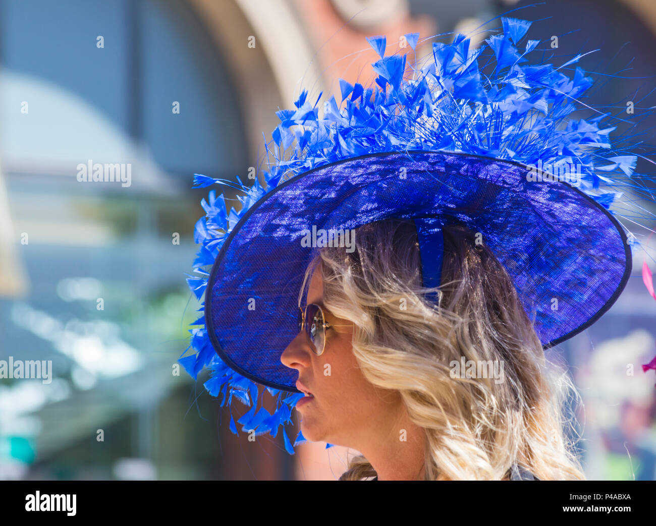 Ascot, Berkshire, Regno Unito. 21 giugno 2018. I racegoisti arrivano ad  Ascot con i loro cappelli e le loro finerie per il Ladies Day al Royal Ascot  mentre si recano all'evento. Fashion