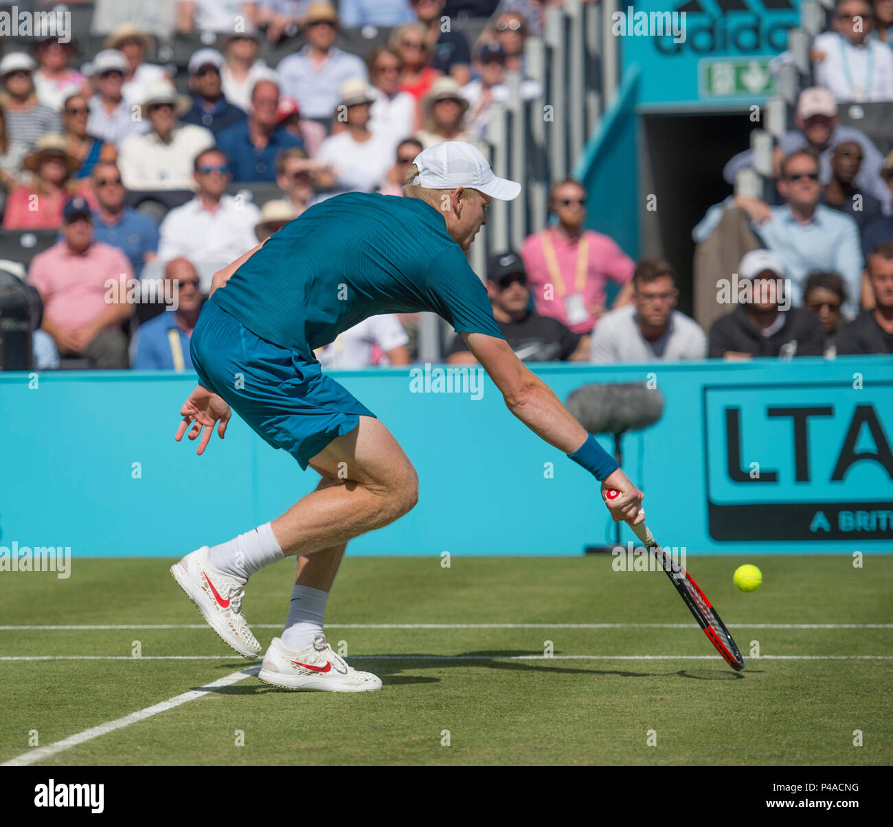 La Queen's Club di Londra, Regno Unito. 21 Giugno, 2018. Il giorno 4 della febbre campionati ad albero sul Centre Court con Nick Kyrgios (AUS) vs Kyle Edmund (GBR). Credito: Malcolm Park/Alamy Live News. Foto Stock