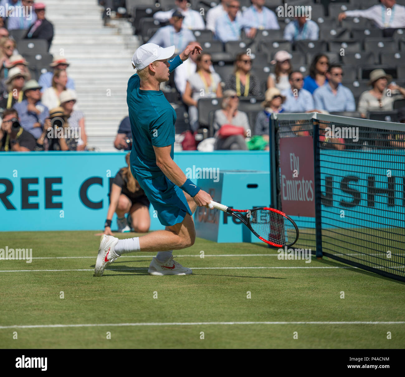 La Queen's Club di Londra, Regno Unito. 21 Giugno, 2018. Il giorno 4 della febbre campionati ad albero sul Centre Court con Nick Kyrgios (AUS) vs Kyle Edmund (GBR). Uno di una sequenza di immagini che mostrano Kyle Edmund caduta in corrispondenza della rete durante la partita. Credito: Malcolm Park/Alamy Live News. Foto Stock