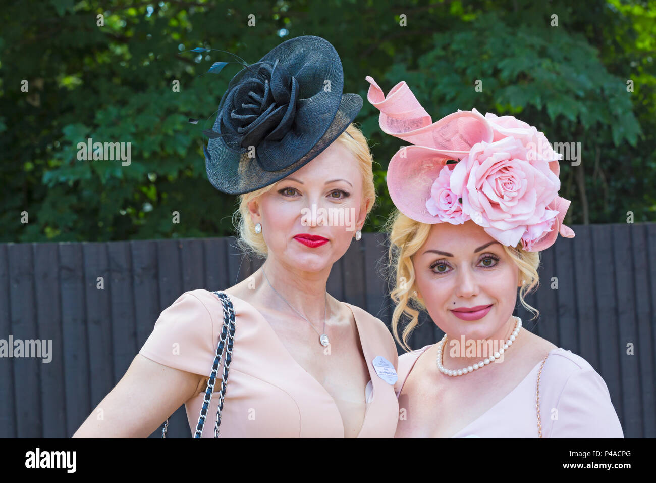 Ascot, Berkshire, Regno Unito. 21 giugno 2018. I racegoisti arrivano ad Ascot con i loro cappelli e le loro finerie per il Ladies Day al Royal Ascot mentre si recano all'evento. Fashion on Ladies Day Royal Ascot - due belle giovani donne bionde indossare cappelli guardando la macchina fotografica sorridente. Credit: Carolyn Jenkins/Alamy Live News Foto Stock