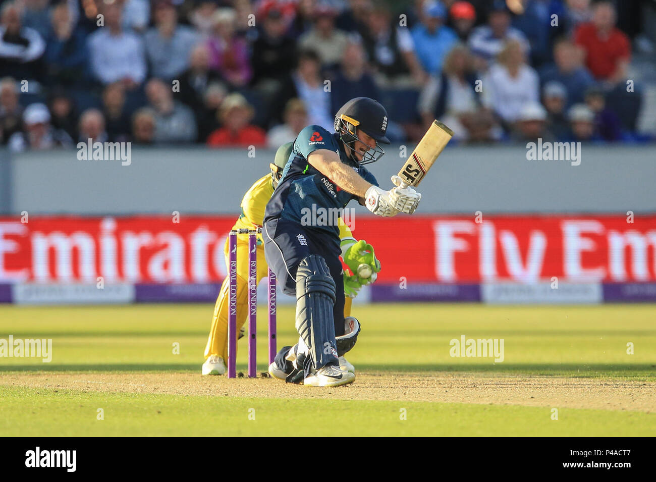 Giovedì 21 Giugno 2018 , Smeraldo Emirates Riverside,Chester-le-Street, 4° ODI Royal London One-Day Inghilterra serie v Australia; Eion Morgan di Inghilterra è non è catturato da Tim Paine di Australis e colpiti da Ashton Agar di Australia Foto Stock