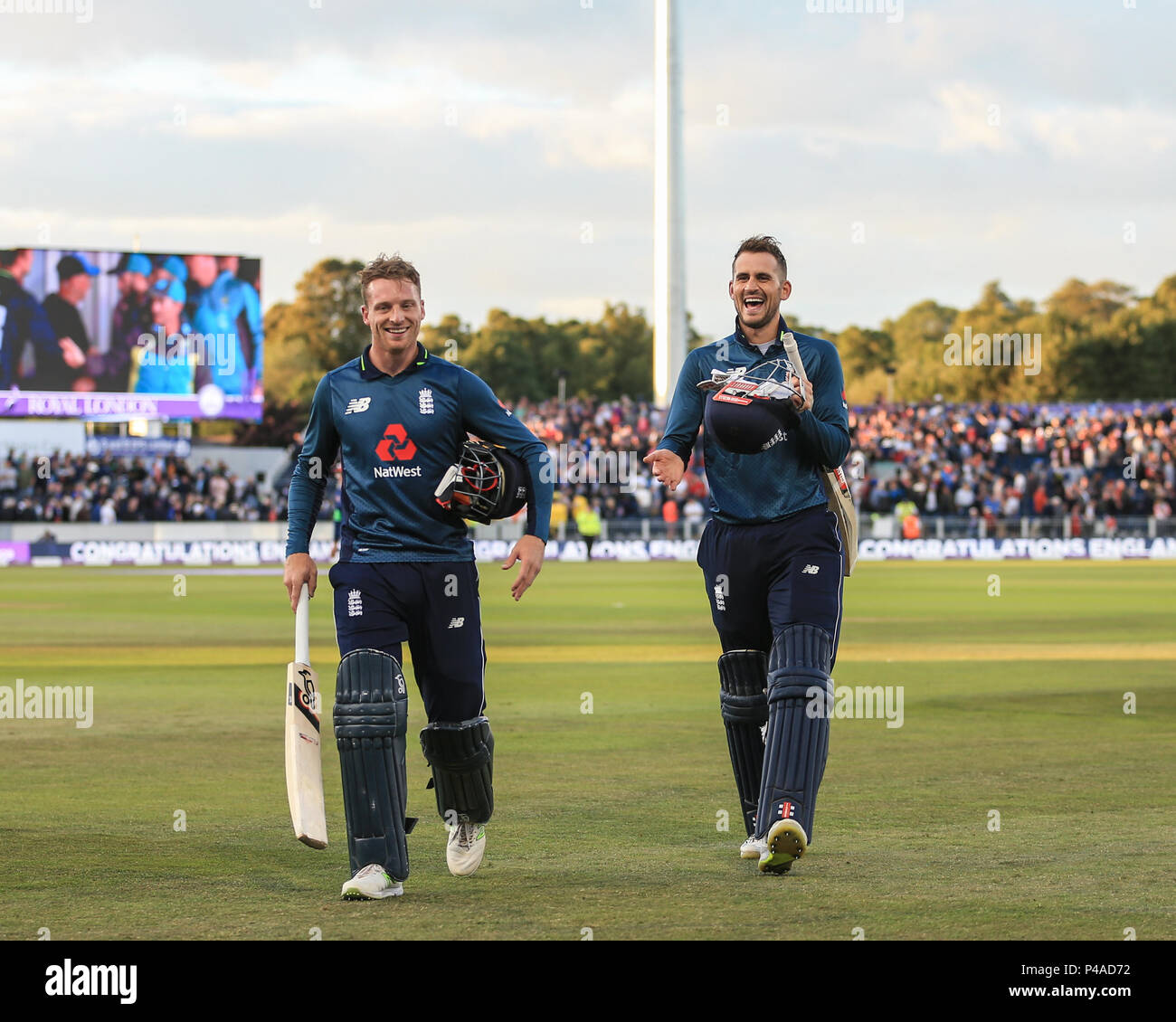 Giovedì 21 Giugno 2018 , Smeraldo Emirates Riverside,Chester-le-Street, 4° ODI Royal London One-Day Inghilterra serie v Australia;Jos Buttler di Inghilterra e Alex Hales di Inghilterra mostrano la loro gioia dopo aver vinto il 4° ODI Royal London One-Day serie Foto Stock