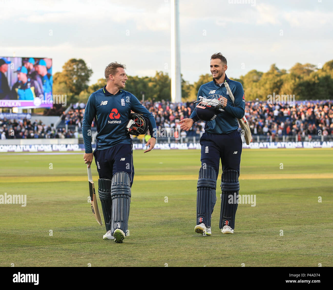 Giovedì 21 Giugno 2018 , Smeraldo Emirates Riverside,Chester-le-Street, 4° ODI Royal London One-Day Inghilterra serie v Australia;Jos Buttler di Inghilterra e Alex Hales di Inghilterra mostrano la loro gioia dopo aver vinto il 4° ODI Royal London One-Day serie Foto Stock