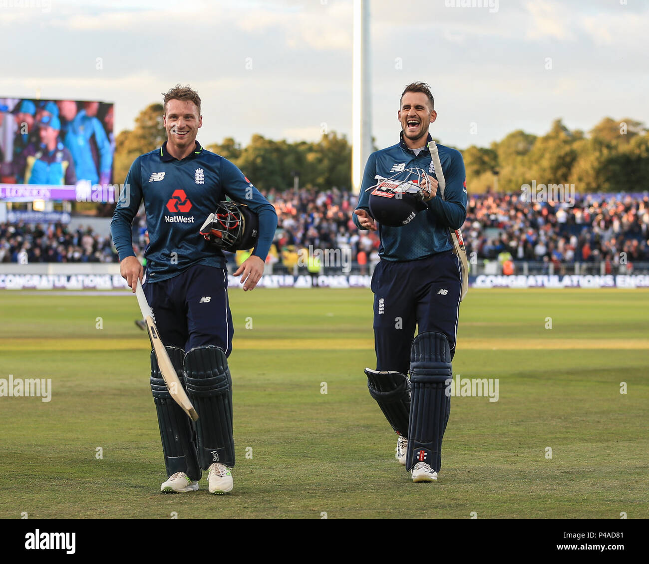 Giovedì 21 Giugno 2018 , Smeraldo Emirates Riverside,Chester-le-Street, 4° ODI Royal London One-Day Inghilterra serie v Australia;Jos Buttler di Inghilterra e Alex Hales di Inghilterra mostrano la loro gioia dopo aver vinto il 4° ODI Royal London One-Day serie Foto Stock