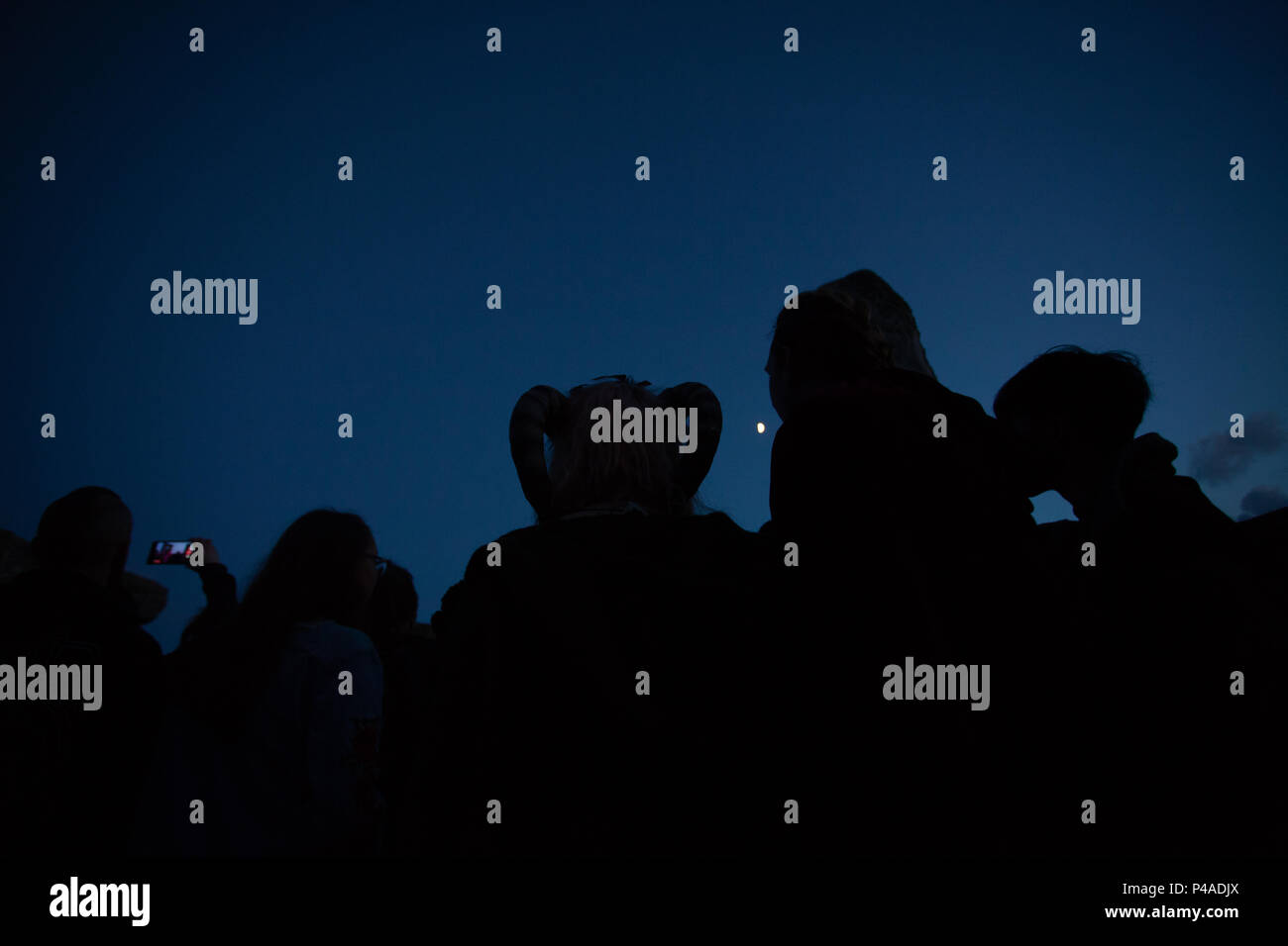 Wiltshire, Regno Unito. Il 21 giugno 2018. Migliaia di adoratori del sole si sono riuniti per celebrare l'inizio dell'estate e il giorno più lungo dell'anno al patrimonio sito di Stonehenge Credito: Emin Ozkan/Alamy Live News Foto Stock