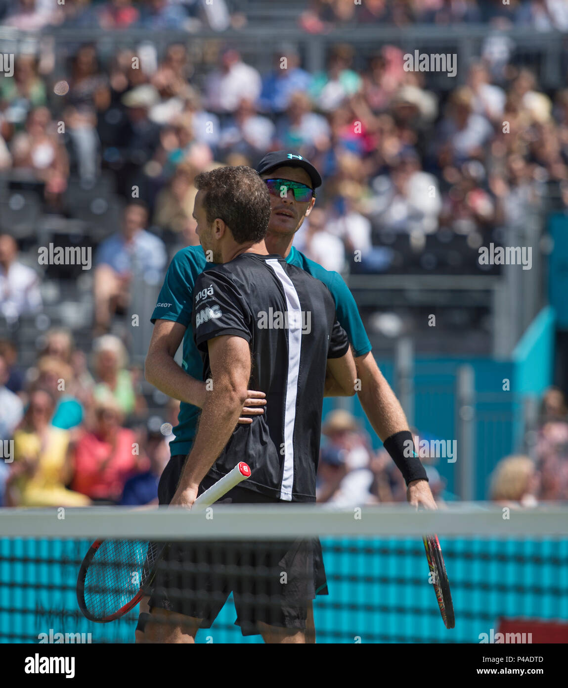 La Queen's Club di Londra, Regno Unito. 21 Giugno, 2018. Il giorno 4 della febbre campionati ad albero sul Centre Court con Jamie Murray (GBR) e Bruno Soares (BRA) vs Marcus Daniell (NZL) e Wesley Koolhof (NED). Credito: Malcolm Park/Alamy Live News. Foto Stock