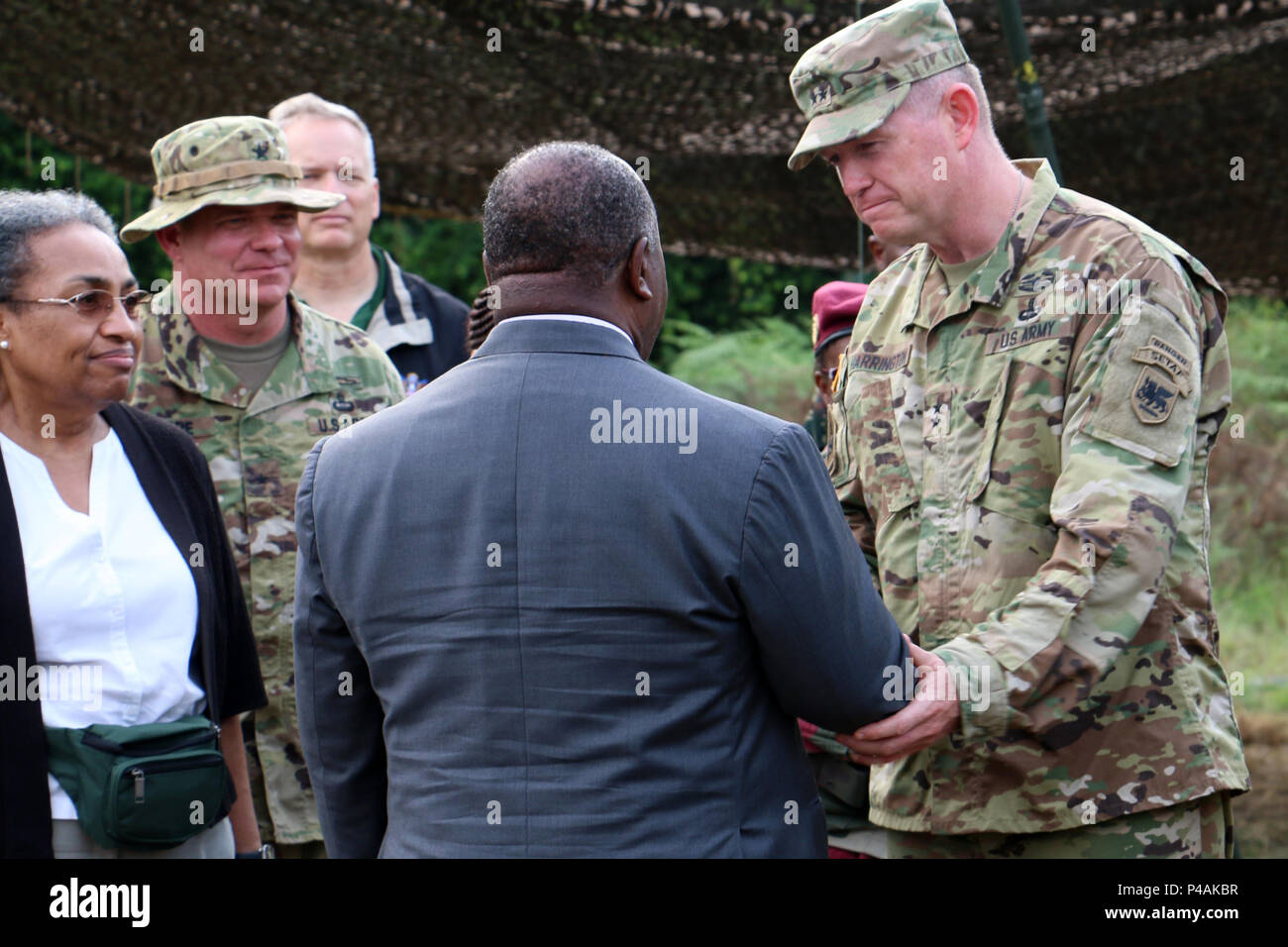 Il Mag. Gen. Joseph P. Harrington (a destra), comandante generale, U.S. Army Africa, grazie Gabon il Presidente Ali Bongo Ondimba per visitare il centro di Accord 2016 a Ayeme, Gabon, 23 giugno 2016. Stati Uniti L'esercito dell'Africa esercizio CA 16 è un annuale, combinati, comune di esercitazione militare che riunisce paesi partner per mettere in pratica e dimostrare la capacità di condurre operazioni di mantenimento della pace. (U.S. Foto dell'esercito da Staff Sgt. Candace Mundt/rilasciato) Foto Stock