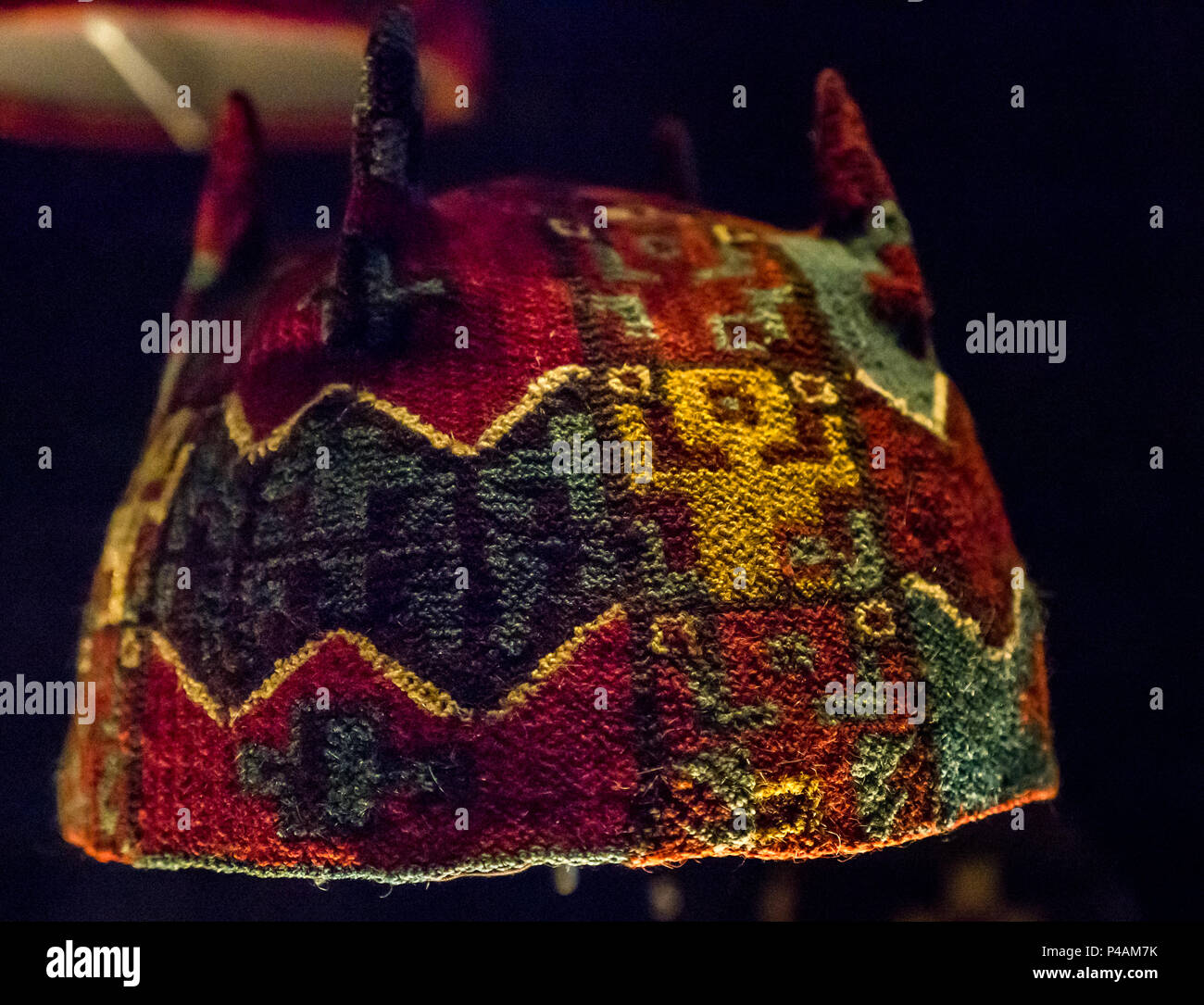 Colorato tronco conica di lana cappelli indossati da Altiplano tribù, display del museo, cileno Museo di Arte Pre-Colombian, Santiago del Cile, Sud America Foto Stock