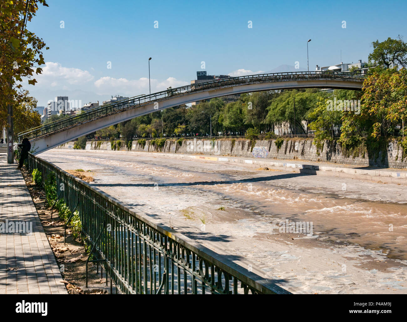 Ponte pedonale su Fiume Mapocho Racamalac, bridge, Santiago del Cile, con acqua bassa Foto Stock
