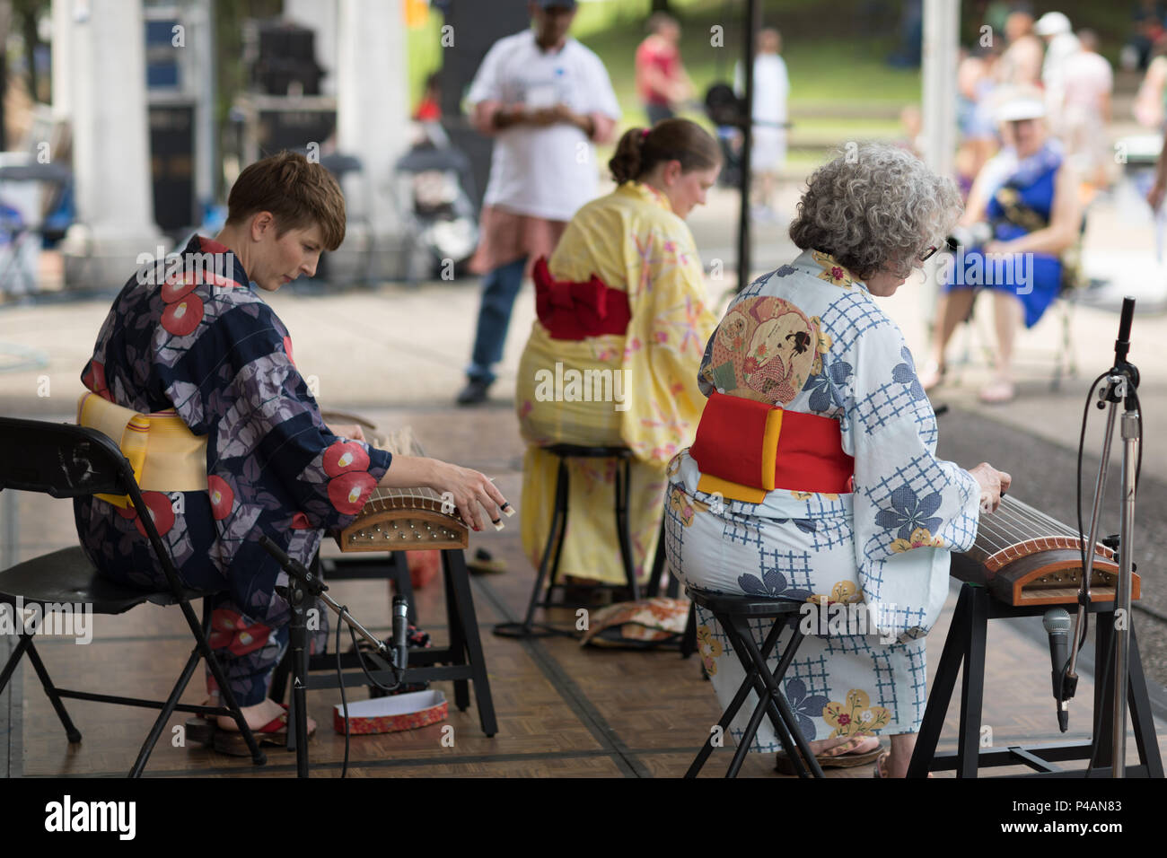 Columbus, Ohio, Stati Uniti d'America - 27 maggio 2018 tre donne membri del Columbus Koto Ensemble riprodurre il koto presso il Festival Asiatico. Foto Stock