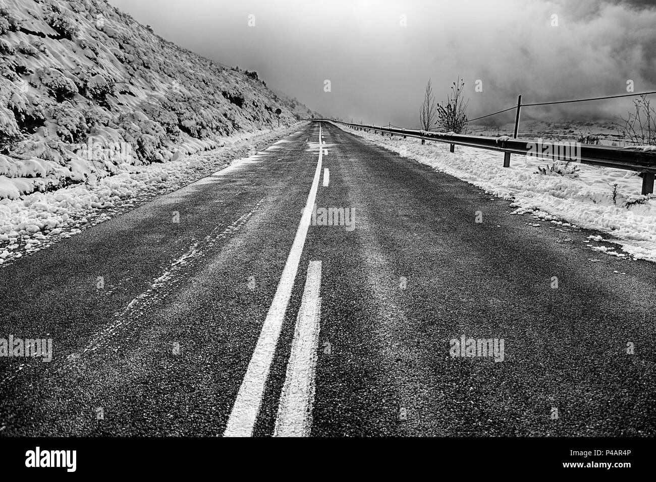 Montagna innevata strada in inverno freddo, dettaglio, road trip Foto Stock