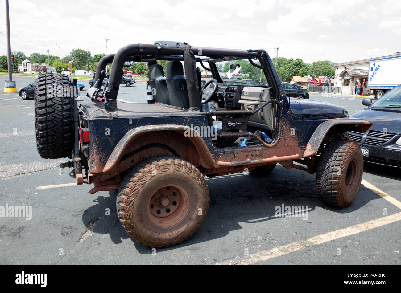 Off-road jeep-come veicolo equipaggiato di roll bar per tutti i tipi di terreno di avventura. Minneapolis Minnesota MN USA Foto Stock