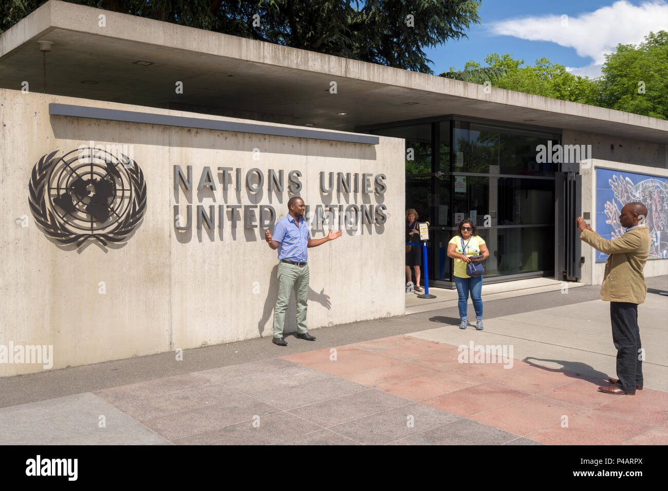 Ginevra, Svizzera - Il Palazzo delle Nazioni, entrata e il logo, sede delle Nazioni Unite a Ginevra Foto Stock