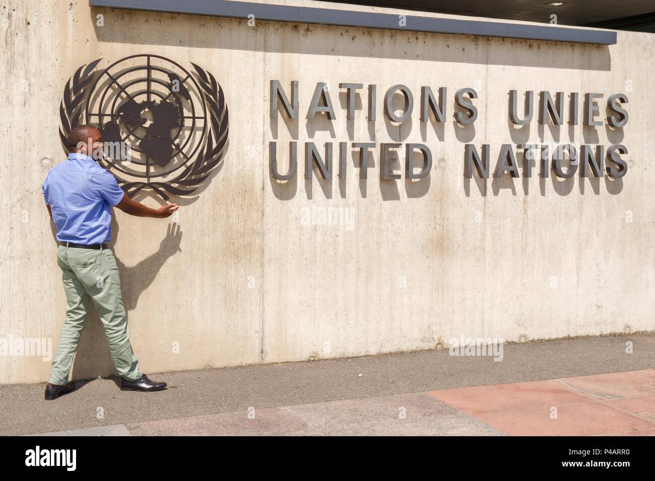 Ginevra, Svizzera - Il Palazzo delle Nazioni, entrata e il logo, sede delle Nazioni Unite a Ginevra Foto Stock