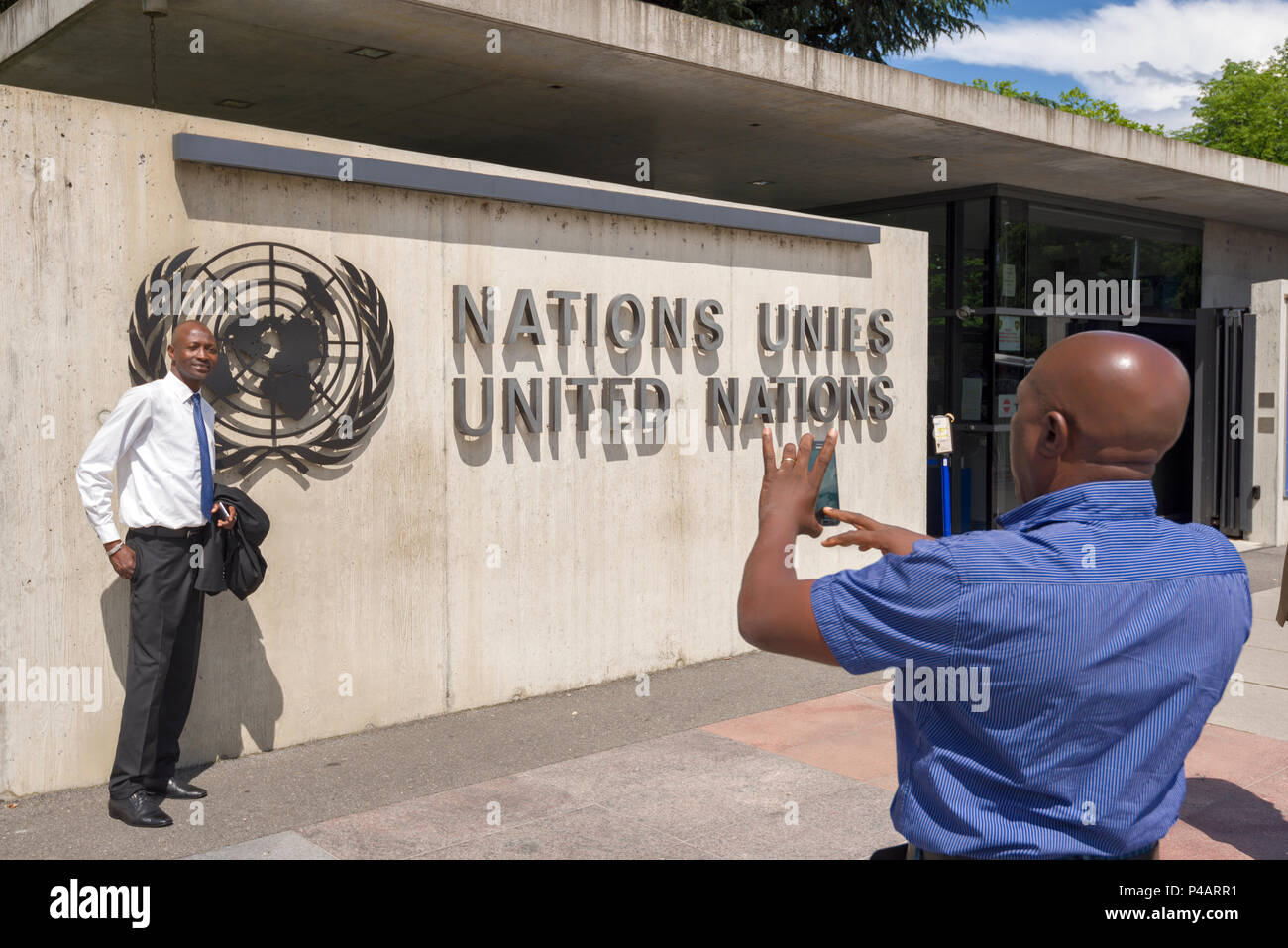 Ginevra, Svizzera - Il Palazzo delle Nazioni, entrata e il logo, sede delle Nazioni Unite a Ginevra Foto Stock
