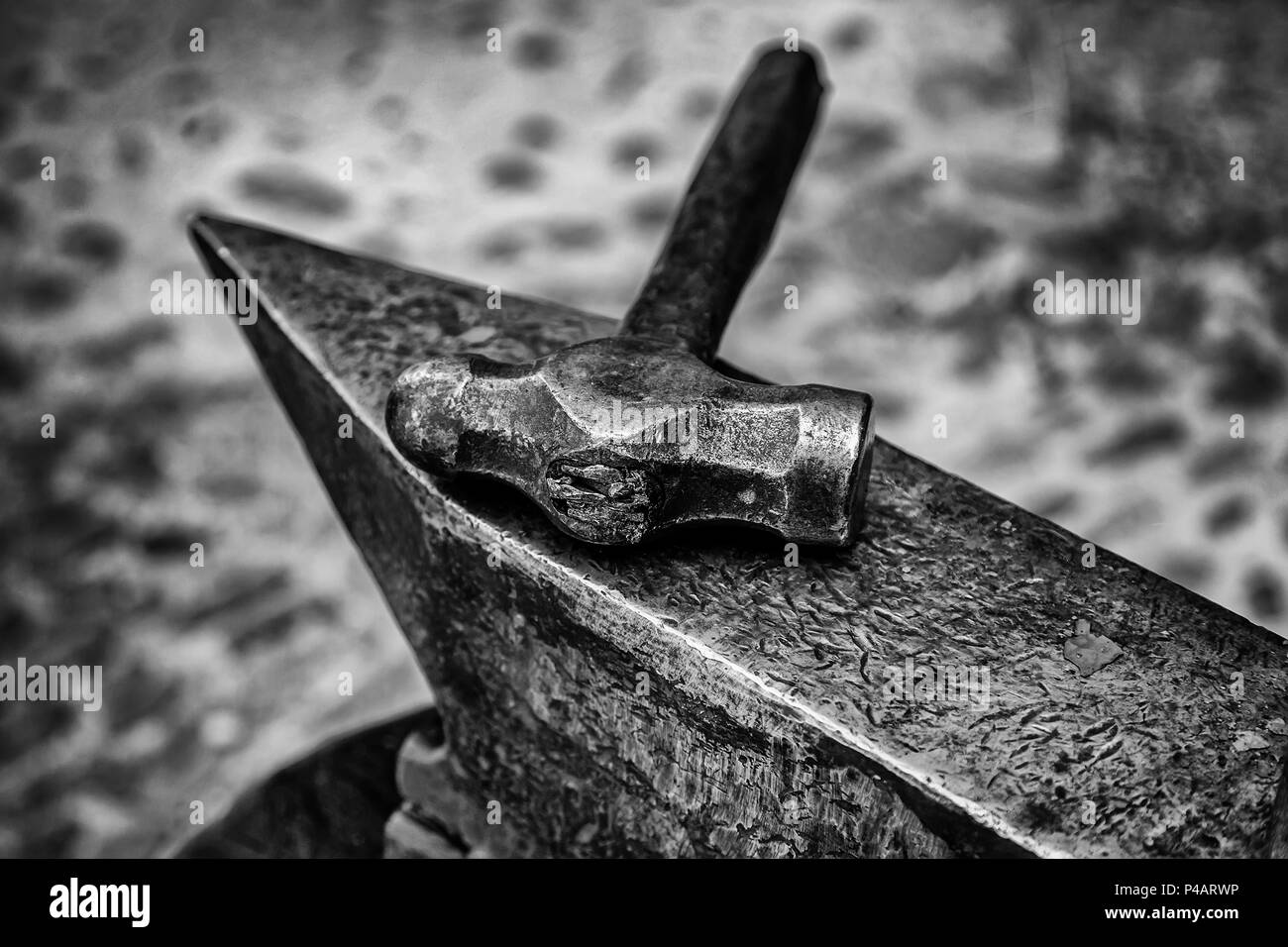 Martello e l'incudine, il dettaglio di una fucina, metallo herramienas Foto Stock