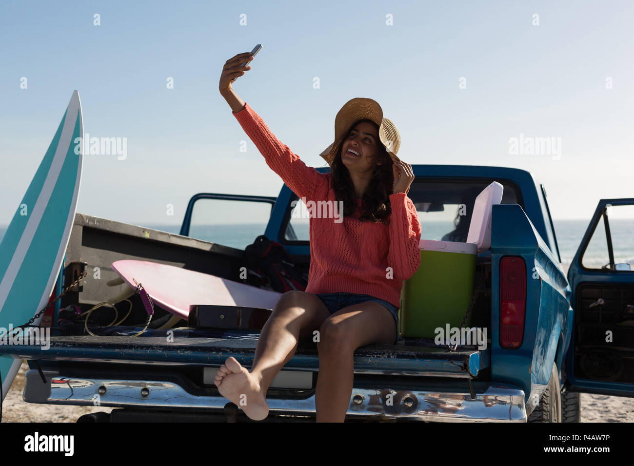 Donna prendendo selfie con telefono cellulare in un carrello di prelievo Foto Stock