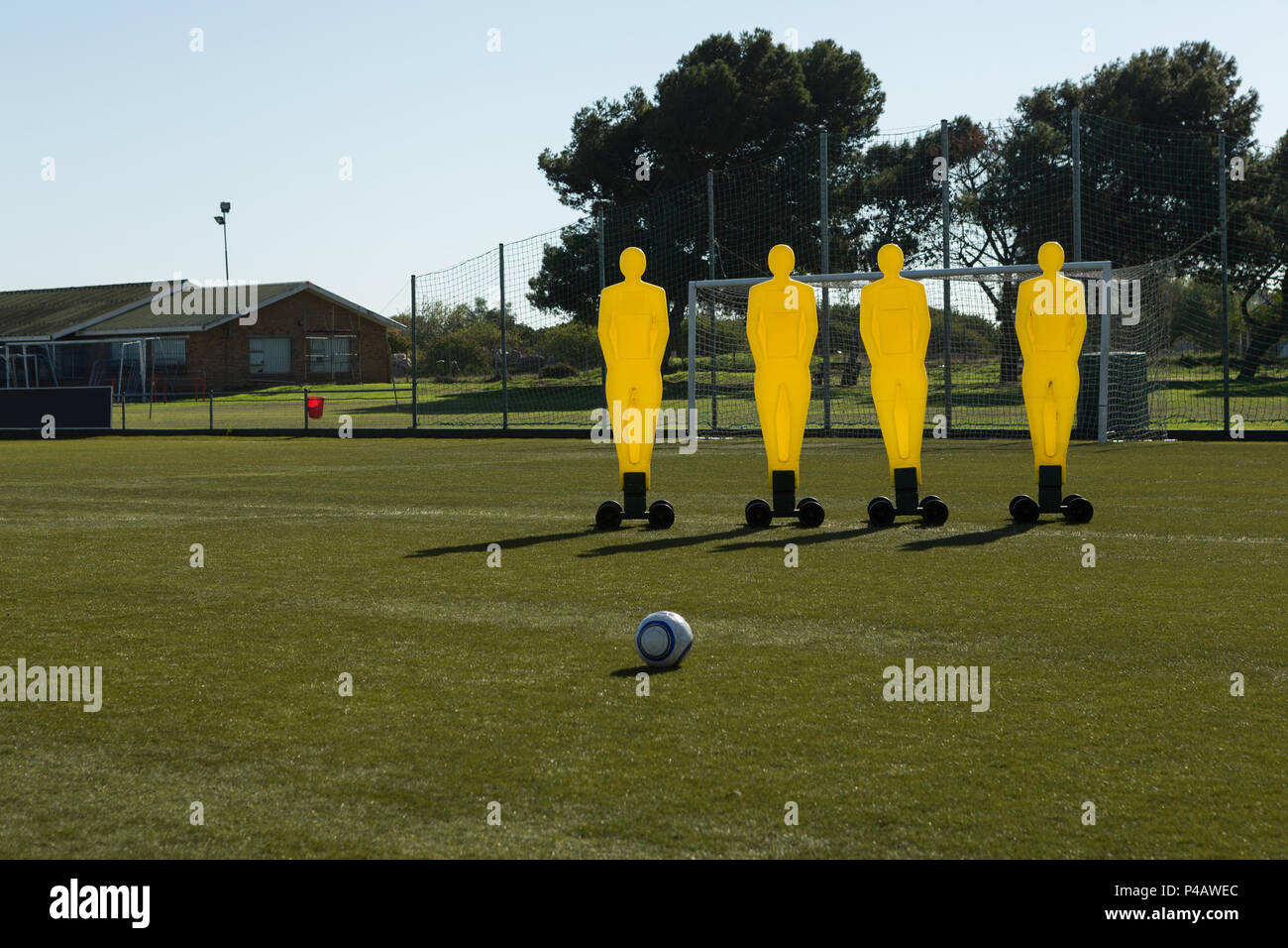 Allenamento di calcio attrezzature e pallone da calcio in campo Foto Stock Allenamento di calcio attrezzature e pallone da calcio in campo Foto Stock