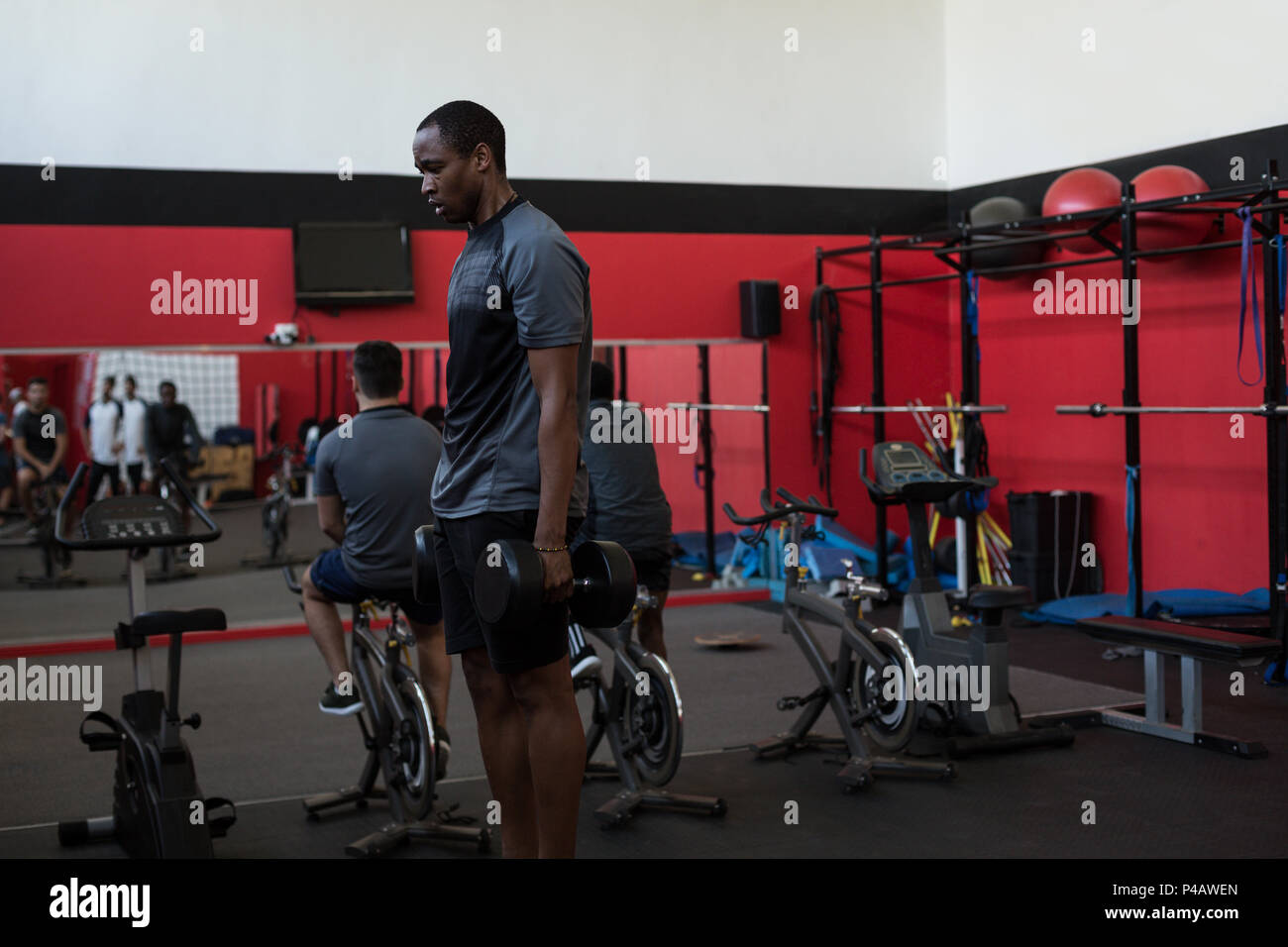 Atleta esercizio con manubri Foto Stock