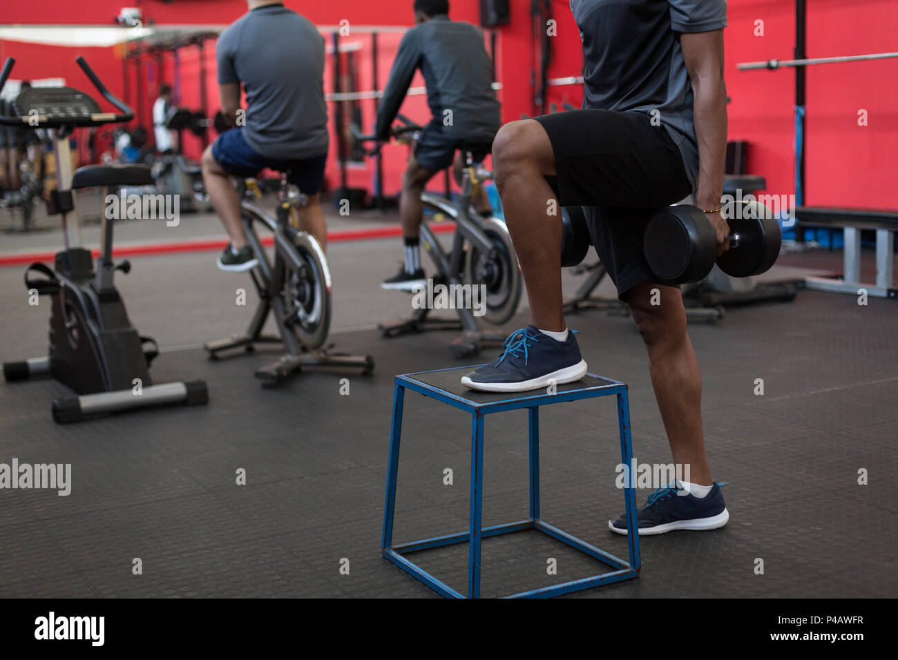 Atleta esercizio con manubri Foto Stock