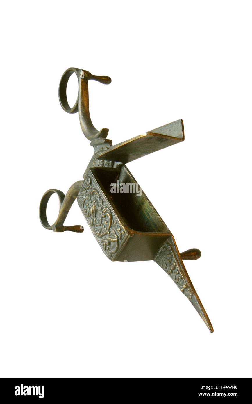 Antichità. Candele a forbice ritagliata su sfondo bianco. close-up shot e la prospettiva Foto Stock