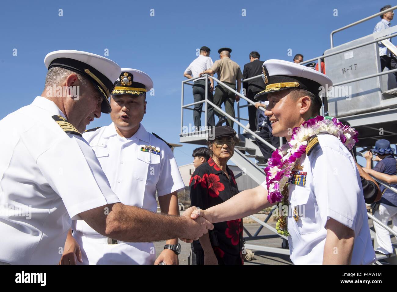 180608-N-QE566-0010 PEARL HARBOR -- (Giugno 8, 2018) Capt. Christopher J. Budde, comandante, USS Port Royal (CG 73), sinistra, accoglie con favore il cap. In-Ho Kim, il comandante della Repubblica di Corea nave della marina americana Yulgok Yi ho (DDG 992), seguendo l'arrivo della nave a base comune Harbor-Hickam perla 8 giugno in preparazione per il bordo del Pacifico (RIMPAC) Esercizio 2018, Giugno 8, 2018. Venti-sei nazioni, 47 navi, cinque sommergibili, circa 200 aerei, e 25.000 personale partecipano RIMPAC dal 27 giugno al 2 agosto in e intorno alle Isole Hawaii e la California del Sud. Il mondo è la Foto Stock