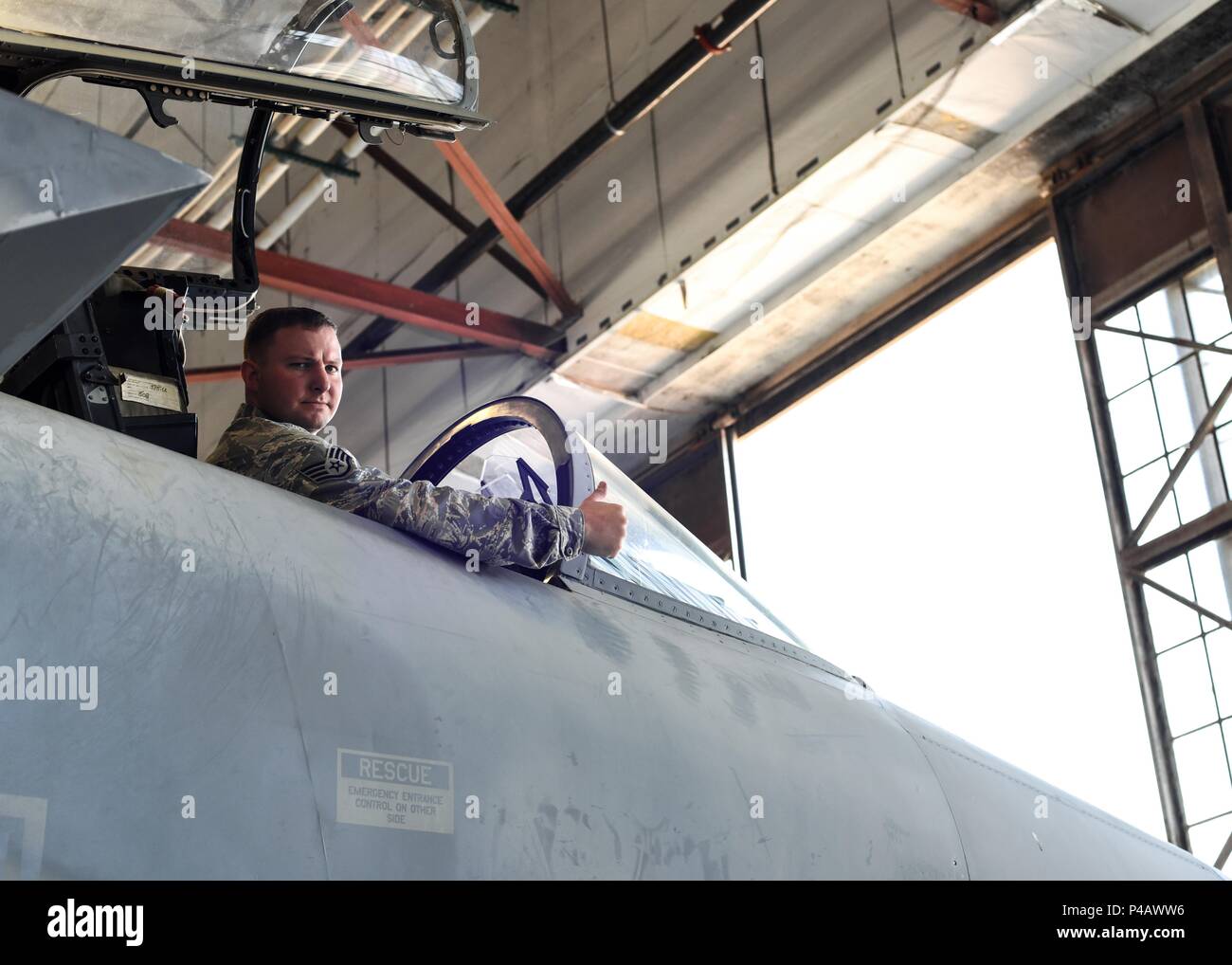 Il personale Sgt. Matteo Carraway, 362 Training Squadron F-15 capo equipaggio apprendista istruttore del corso, posa per una foto mentre nel cockpit di un F-15 Eagle trainer jet a Sheppard Air Force Base in Texas, Giugno 5, 2018 Giugno 5, 2018. Carraway laureato di recente la propria classe, chi ha doppiato il 'most classe fotogenica' del 362 TRS. (U.S. Forza di Ari foto di Airman 1. Classe Pedro Tenorio). () Foto Stock