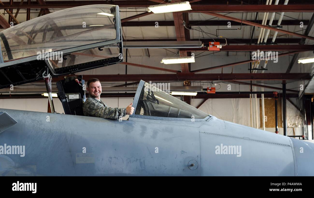 Il personale Sgt. Matteo Carraway, 362 Training Squadron F-15 capo equipaggio apprendista istruttore del corso, posa per una foto mentre nel cockpit di un F-15 Eagle trainer jet a Sheppard Air Force Base in Texas, Giugno 5, 2018 Giugno 5, 2018. Carraway laureato di recente la propria classe, chi ha doppiato il 'most classe fotogenica' del 362 TRS. (U.S. Forza di Ari foto di Airman 1. Classe Pedro Tenorio). () Foto Stock