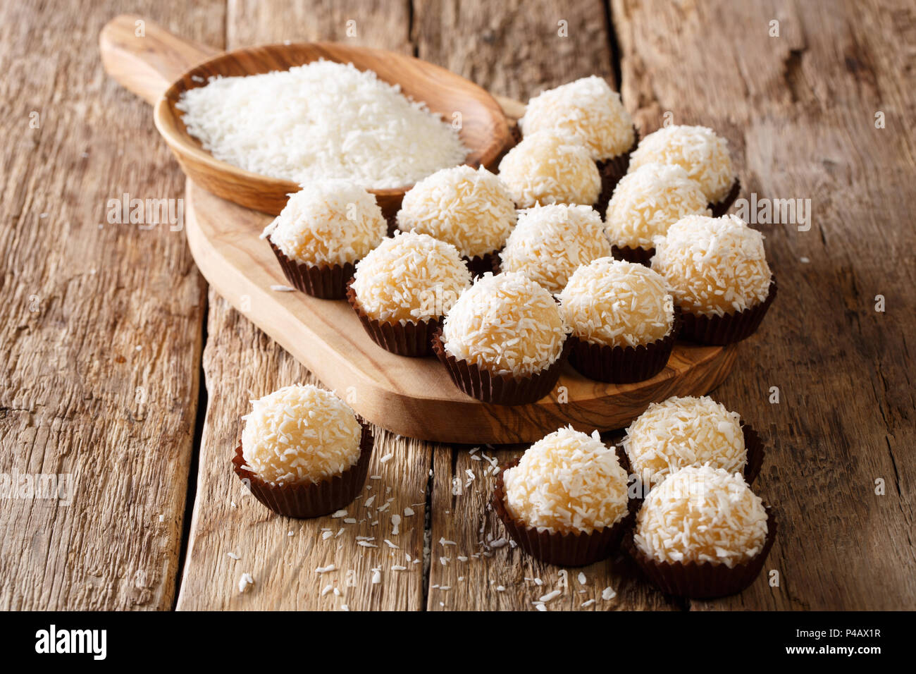 Autentico brasiliano beijinhos dolci con latte condensato e cocco vicino  sul tavolo orizzontale Foto stock - Alamy