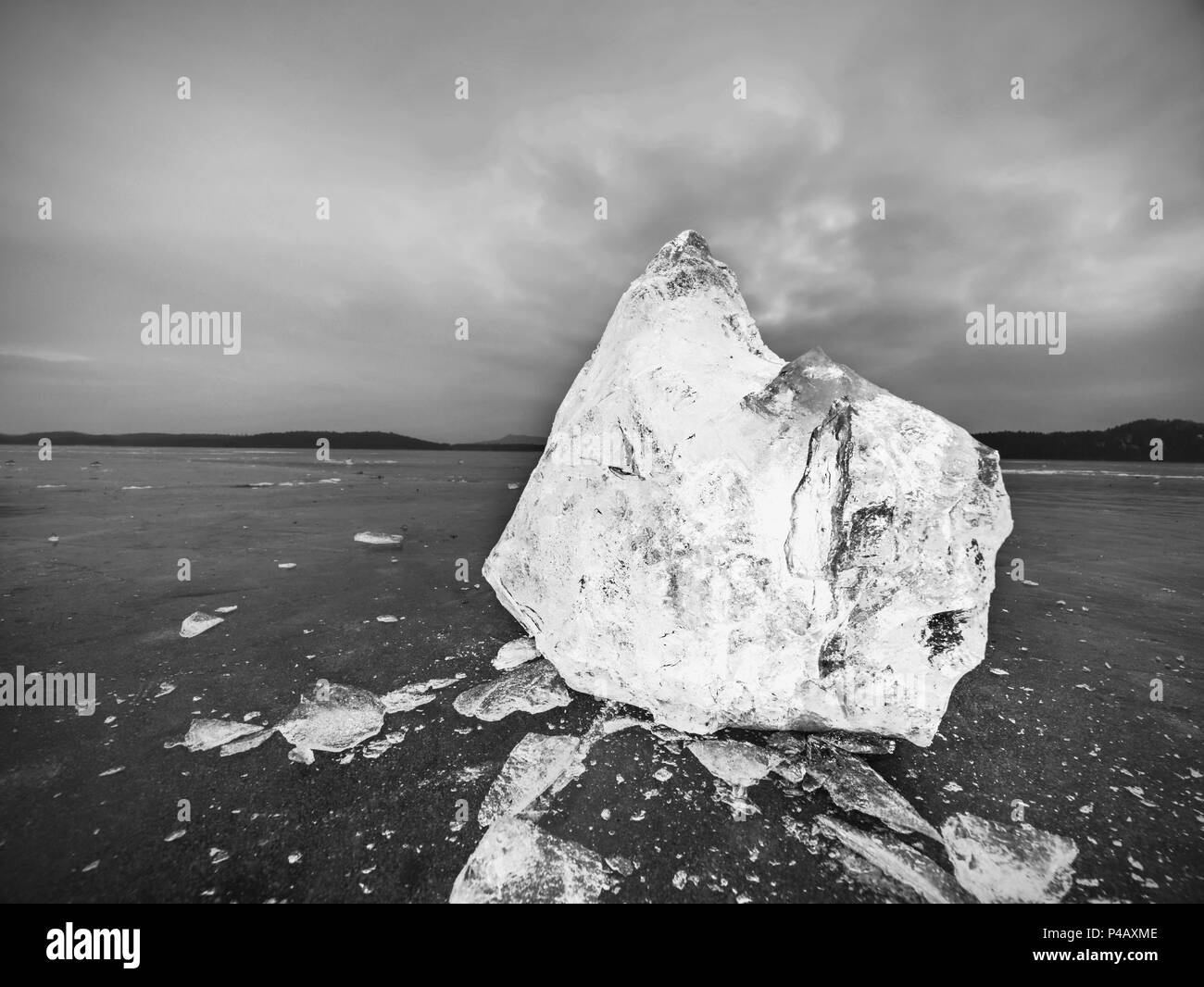 Blocchi di shining ghiaccio e neve sulla riva. Il floes e ghiaccio tritato durante la serata e buie ore quando il ghiaccio in mare si rompe. Foto Stock