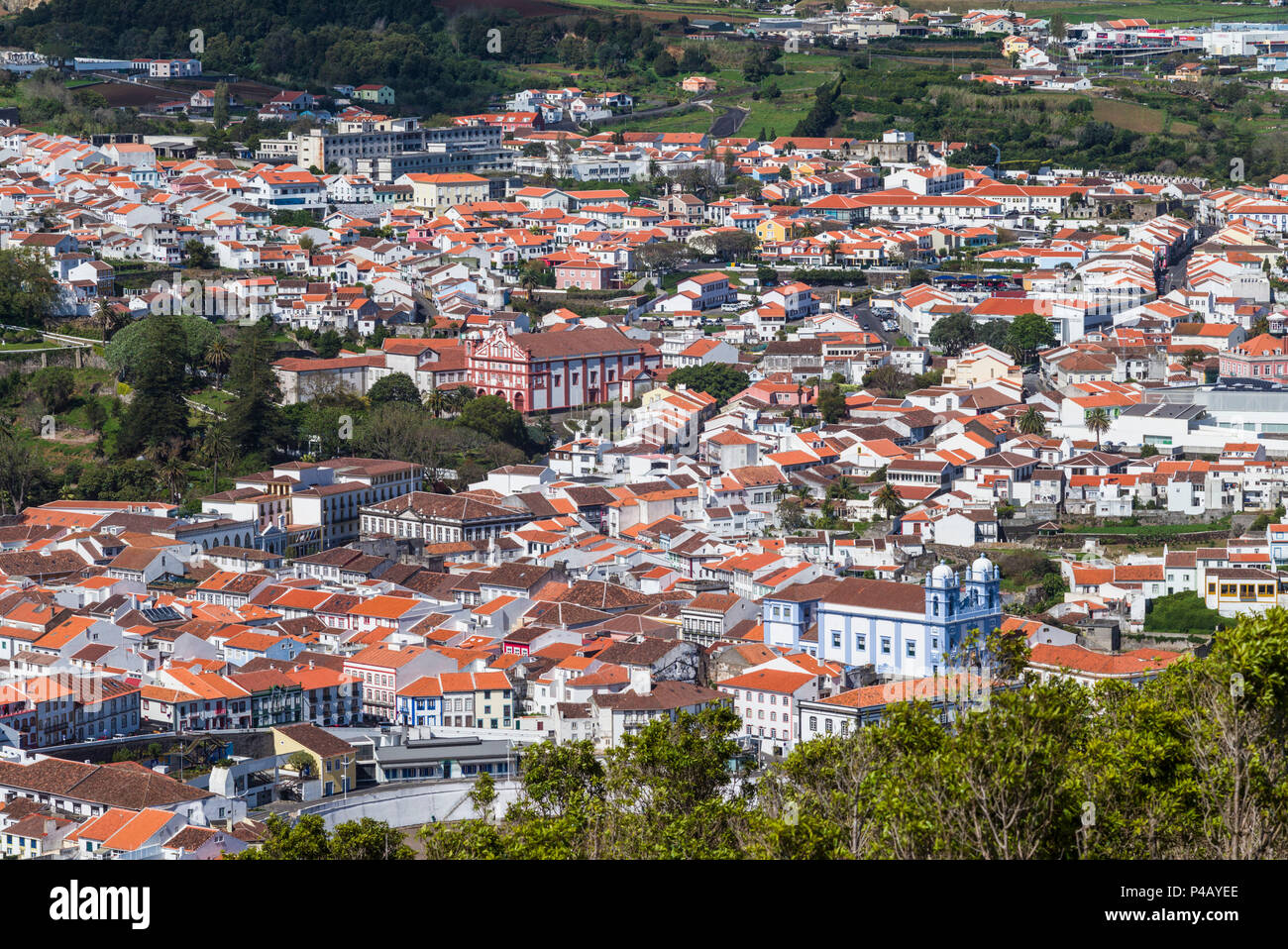 Portogallo Azzorre, l'isola di Terceira, Angra do Heroismo, elevati vista dal Monte Brasil Foto Stock