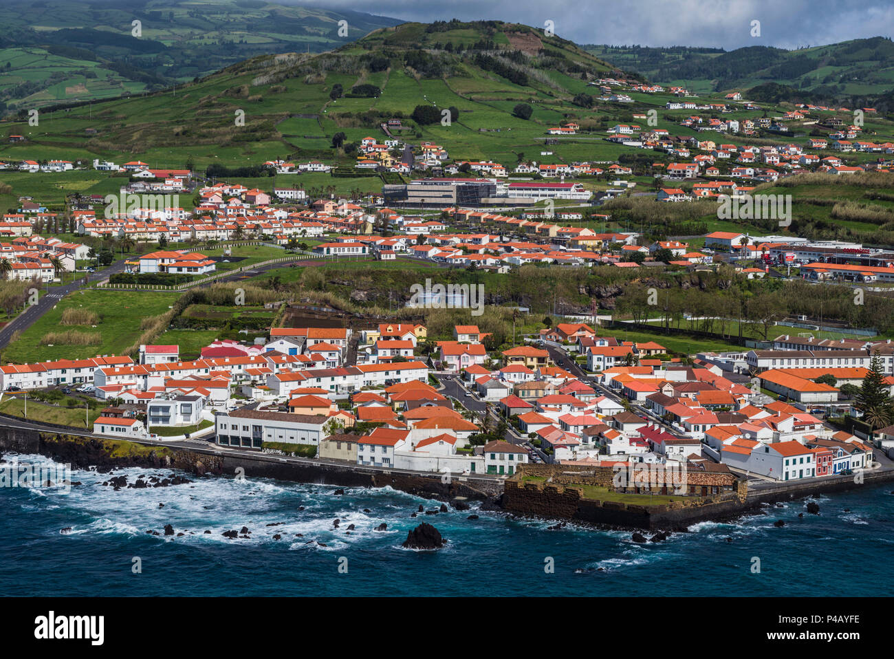 Portogallo Azzorre, l'isola di Faial, Horta, vista in elevazione della città e porto il PIM dal Monte de Guia Foto Stock