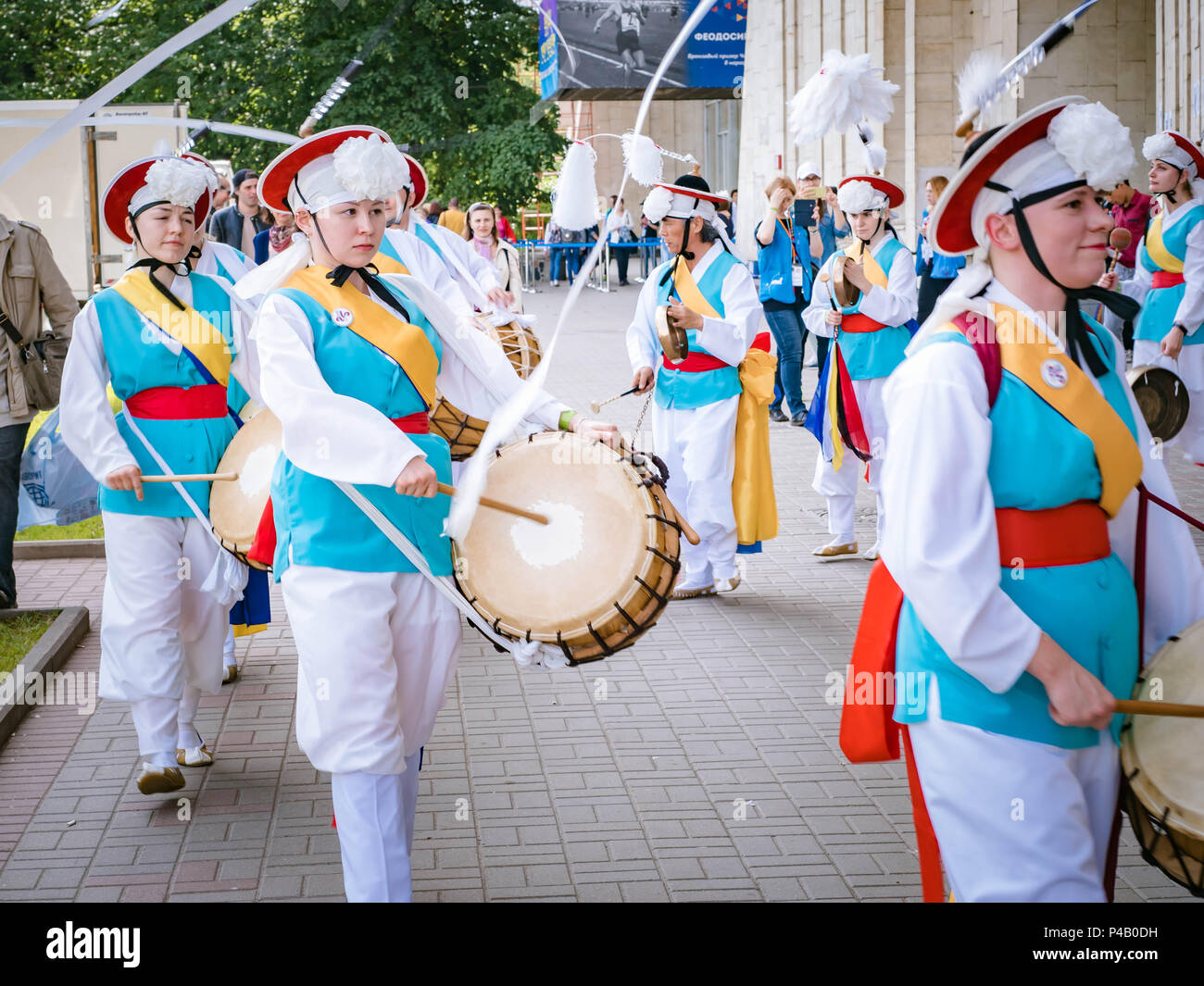 Mosca, Russia, luglio 12, 2018: Coreano strumenti musicali tradizionali. Un gruppo di musicisti e ballerini in colore luminoso adatta per eseguire Ko tradizionali Foto Stock