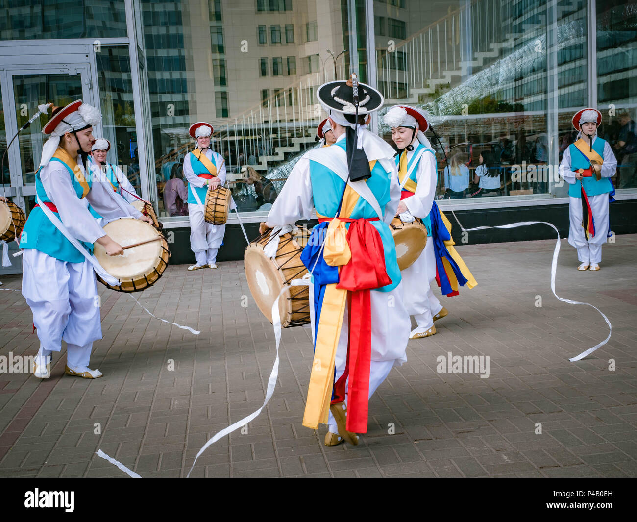 Mosca, Russia, luglio 12, 2018: Coreano strumenti musicali tradizionali. Un gruppo di musicisti e ballerini in colore luminoso adatta per eseguire Ko tradizionali Foto Stock